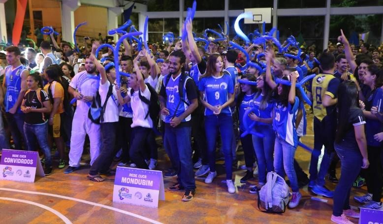 jovens torcendo pelos membros de sua equipe