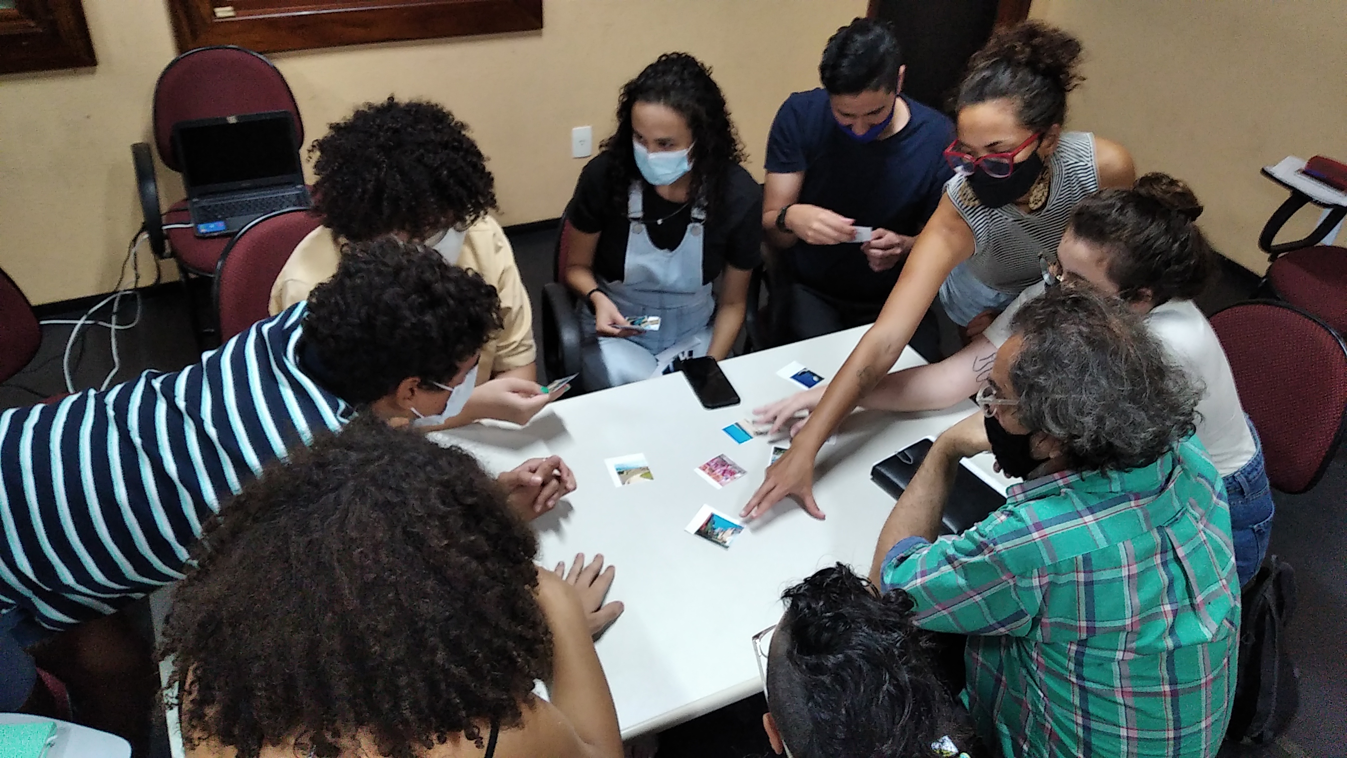 Alunos do Laboratório Criativo Experimental (LACRE) da Rede Cuca lançam a exposição “Costurando enquanto o tempo cai”