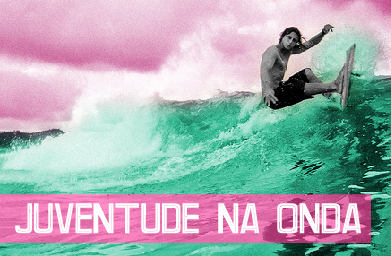 Jovem surfando.